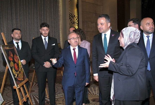 Sarete Aydeniz’in Alaca koleksiyon sergisinde eser anlatımı ve davetliler