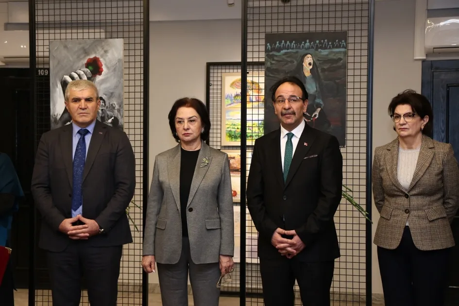 31 Mart sergisinde eserlerin önünde açılış katılımcıları
