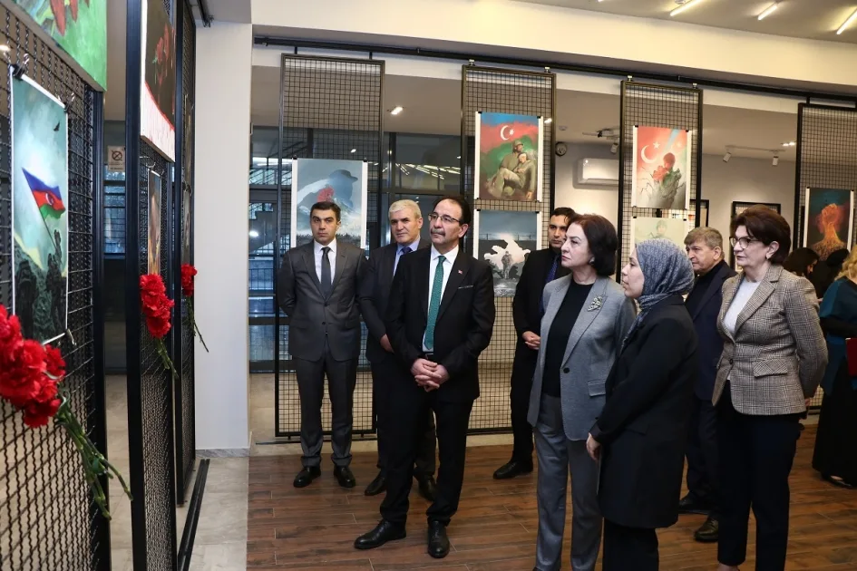 AzMİU yöneticileri ve davetliler 31 Mart sergisini incelerken