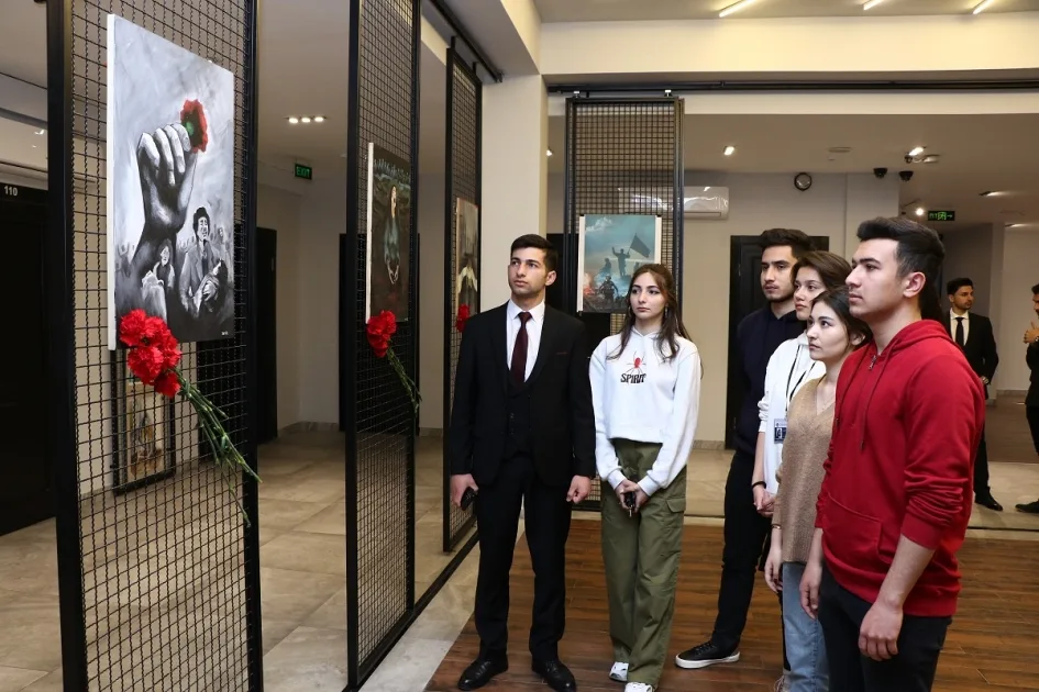 AzMİU öğrencileri Sarete Aydeniz’in resimlerini incelerken